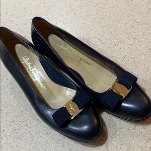Vintage Ferragamo Heels size 9 Navy blue